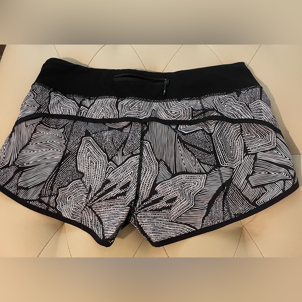 Lululemon Shorts Speed Short Dottie Tribe Black & White sz. 8  2.5” - Picture 4 of 8